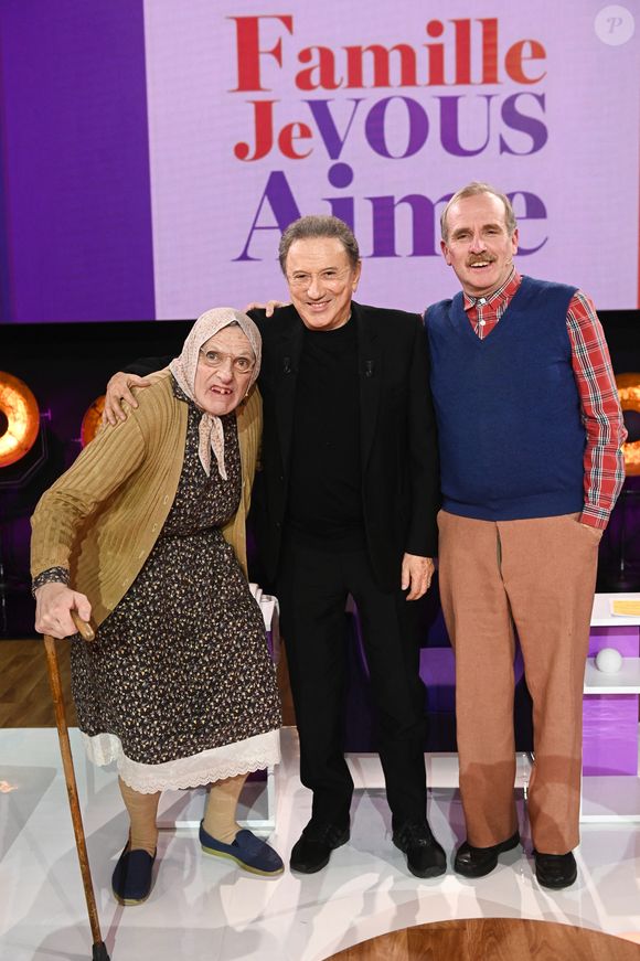 Exclusif - Michel Drucker et les Bodin's (Vincent Dubois et Christian Fraiscinet) en backstage de l'enregistrement de l'émission "Famille je vous aime" présentée par Michel Drucker et qui sera diffusée le vendredi 29 mai sur France 3, à Paris, France, le 4 décembre 2025. © Gaffiot-Perusseau/Bestimage