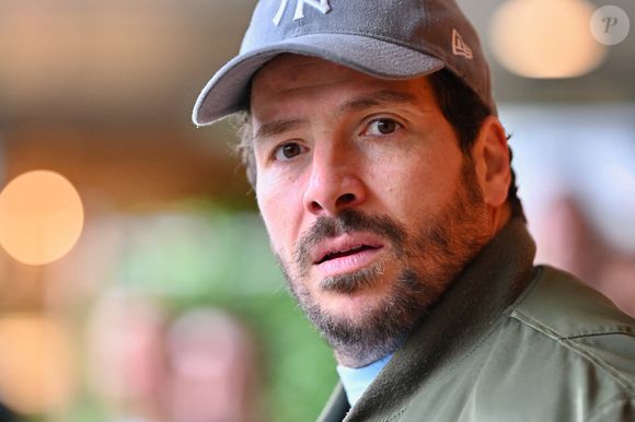 "Je ne m’étais pas du tout préparé physiquement à ce tournage : je pesais 108 kilos. J’en ai donc bavé, mais j’ai donné le meilleur", a-t-il confié à "Ciné Télé Revue".

Redouane Bougheraba pose au Village pendant les Internationaux de France à Roland Garros le 03 juin 2025 à Paris, France. Photo by ABACAPRESS.COM