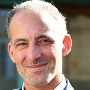 Le député européen possède une maison dans le village de Canari dont il a hérité de ses parents

Raphaël Glucksmann, coprésident de Place Publique,  lors de la clôture de la deuxième édition des réunions de Place Publique à La Réole en Gironde le 5 octobre 2025.
© Patrick Bernard / Bestimage