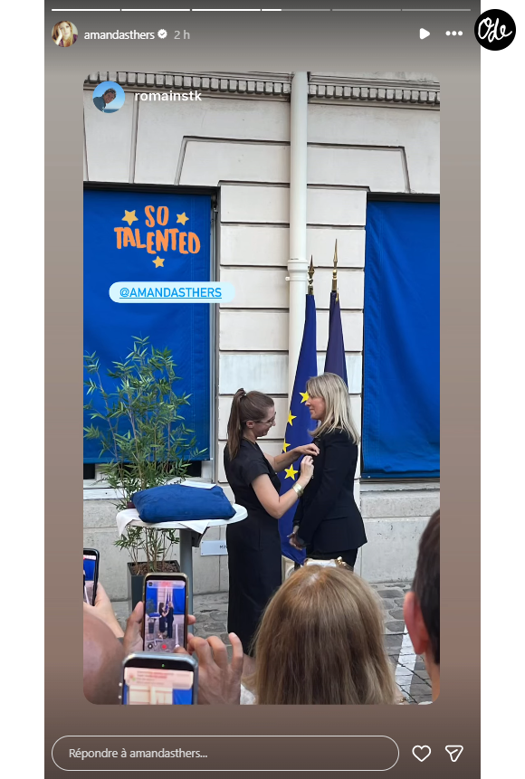 On y découvre l'instant solennel où la précieuse médaille, d'abord reposée sur un élégant coussin bleu, lui est épinglée sur le revers de sa veste.

Amanda Sthers décorée pour son parcours.