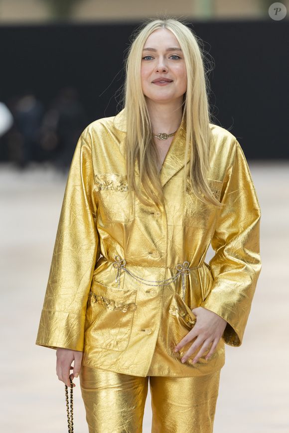 Dakota Fanning au photocall du défilé Chanel Mode Féminine Prêt-À-Porter Automne/Hiver 2025-2026 lors de la Fashion Week de Paris (PFW) au Grand Palais, à Paris, France, le 11 mars 2025. © Olivier Borde/Bestimage