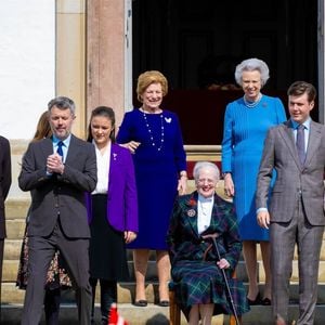 Le jour de son 85e anniversaire, la reine Margrethe de Danemark assiste à un concert de la Royal Life Guards Band dans la cour intérieure du palais de Fredensborg.
©Backgrid USA / Bestimage