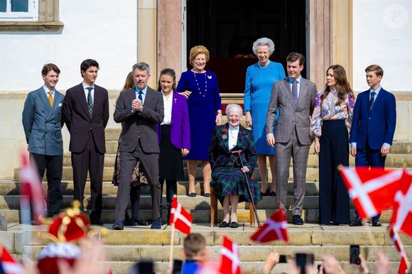 Le jour de son 85e anniversaire, la reine Margrethe de Danemark assiste à un concert de la Royal Life Guards Band dans la cour intérieure du palais de Fredensborg.
©Backgrid USA / Bestimage