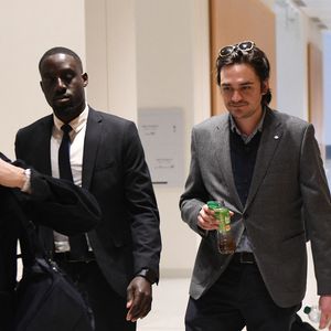 Alain-Fabien Delon et son avocate Florence Watrin arrivent au tribunal correctionnel de Paris pour avoir enregistré et diffusé avec son frère Anthony Delon une conversation de leur sœur, Anouchka, avec leur père, le 5 janvier 2024, à l'époque où les désaccords de la fratrie concernant la santé d'Alain Delon, à Paris, France, le 17 mars 2026. Anthony Delon et Anouchka sont absents. © Clément Prioli/Bestimage