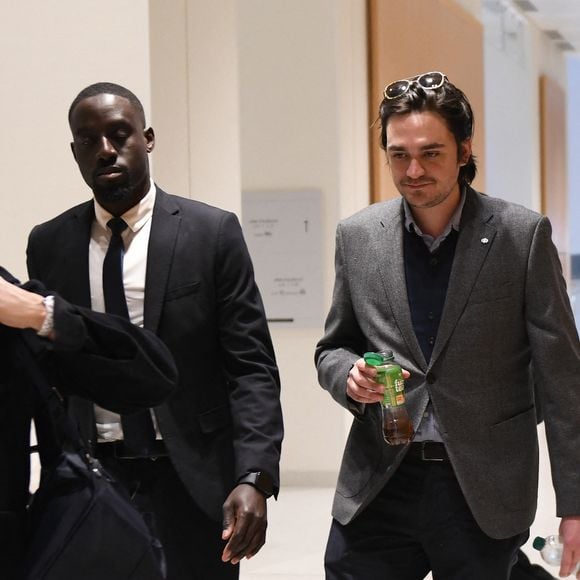 Alain-Fabien Delon et son avocate Florence Watrin arrivent au tribunal correctionnel de Paris pour avoir enregistré et diffusé avec son frère Anthony Delon une conversation de leur sœur, Anouchka, avec leur père, le 5 janvier 2024, à l'époque où les désaccords de la fratrie concernant la santé d'Alain Delon, à Paris, France, le 17 mars 2026. Anthony Delon et Anouchka sont absents. © Clément Prioli/Bestimage