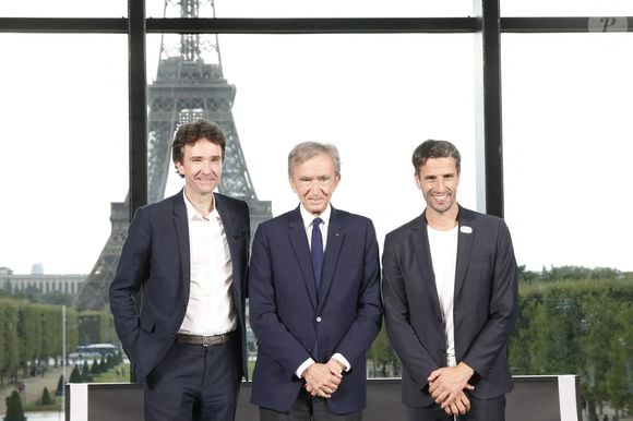 Antoine Arnault, Bernard Arnault, Tony Estenguet - LVMH devient Partenaire Premium des Jeux Olympiques et Paralympiques de Paris 2024 et apportera son excellence créative et ses savoir-faire aux différents temps forts de célébration des Jeux Olympiques et Paralympiques de Paris 2024 au Grand Palais Éphémère à Paris le 24 juillet 2023. Le groupe LVMH a annoncé qu'il était le sixième partenaire premium des Jeux Olympiques de Paris 2024, permettant au comité d'atteindre quasiment son objectif de 1,24 milliard d'euros de partenariats. A exactement un an du début des Jeux Olympiques et Paralympiques de Paris 2024, LVMH devient Partenaire Premium de cet événement planétaire, au cœur de sa vocation première, celle de Savoir Faire Rêver, en écho à l'ambition portée par Paris 2024. Ce rapprochement inédit permettra aux artisans du Groupe d'apporter leur expérience et leur créativité, le meilleur du savoir-faire et de l'art de vivre à la française, à l'organisation de cette célébration du sport de haut niveau à nulle autre pareille. Symboles de la création française et de son rayonnement dans le monde, LVMH est depuis toujours animé par un esprit d'innovation exceptionnel et une quête exigeante d'excellence. Que ce soit dans les secteurs de la mode et maroquinerie, des parfums et cosmétiques, de la distribution sélective ou encore des vins et spiritueux, les Maisons du Groupe cultivent le plus haut niveau de qualité et incarnent l'univers de l'artisanat en ce qu'il a de plus noble. Les échanges entre Paris 2024 et les équipes créatives de LVMH et de ses Maisons se sont développés depuis plusieurs mois autour de la volonté de faire de ces Jeux Olympiques et Paralympiques un moment unique qui renouvelle les codes. Ainsi LVMH, leader mondial du luxe, aura un rôle majeur à jouer en mettant sa créativité et ses savoir-faire au service des moments clefs de célébration des Jeux Olympiques et Paralympiques de Paris 2024.
Paris 2024 a décidé de confier un certain nombre de missions essentielles aux artisanes et artisans du groupe LVMH. Parmi celles-ci : le design, par la Maison Chaumet, des médailles Olympiques et des médailles Paralympiques. Expressions ultimes de la quête de victoire et du dépassement de soi, les médailles font partie des grands symboles et de la tradition des Jeux. Riche d'un héritage parisien séculaire, Chaumet mettra tout son savoir-faire pour imaginer le dessin de ces pièces d'exception qui incarnent, pour tous les athlètes, la récompense absolue de nombreuses années d'abnégation et d'engagement pour la performance. © Marc Ausset-Lacroix/Bestimage