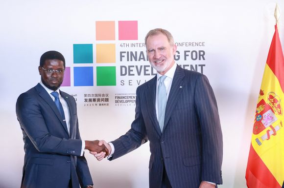 La raison ? Felipe VI ne posséderait pas "cette proximité" avec le peuple "qui est aussi l’un des attributs du pouvoir".

Le roi Felipe VI d’Espagne participe à la quatrième Conférence des Nations unies sur le financement du développement à Séville, le 30 juin 2025. 

Photo : Rocio Ruz / Europa Press / Bestimage