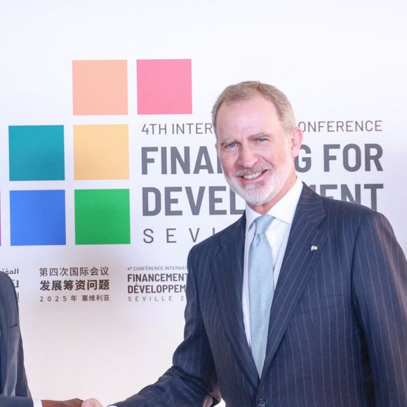 La raison ? Felipe VI ne posséderait pas "cette proximité" avec le peuple "qui est aussi l’un des attributs du pouvoir".

Le roi Felipe VI d’Espagne participe à la quatrième Conférence des Nations unies sur le financement du développement à Séville, le 30 juin 2025. 

Photo : Rocio Ruz / Europa Press / Bestimage