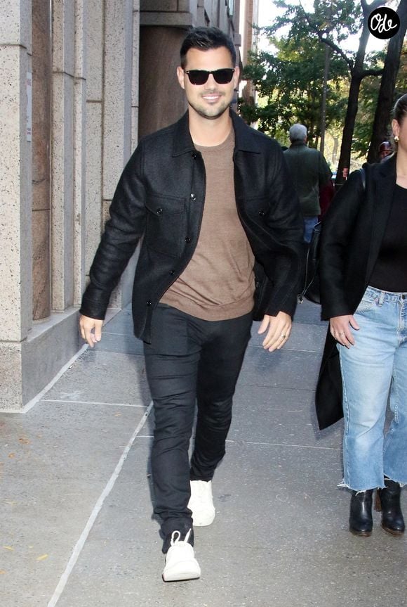 New York - L'acteur Taylor Lautner avec sa femme Taylor Dorne après son passage dans l'émission ABC "The View on Thursday" le 02/11/2023

Photo : Backgrid USA / Bestimage