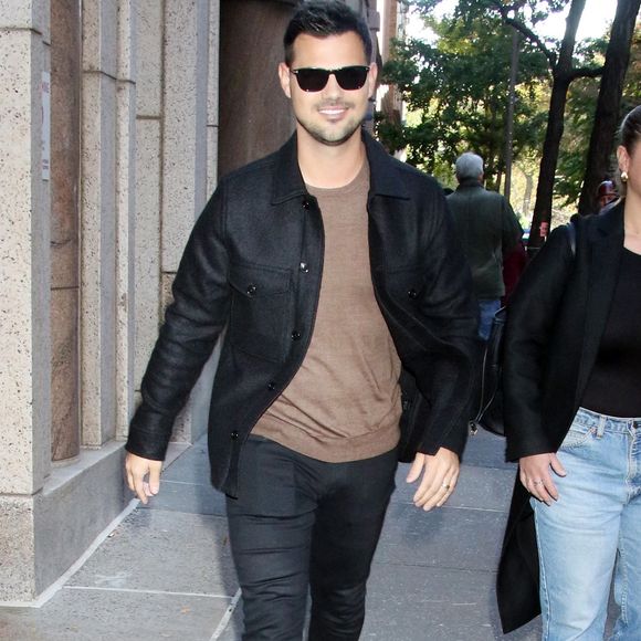 New York - L'acteur Taylor Lautner avec sa femme Taylor Dorne après son passage dans l'émission ABC "The View on Thursday" le 02/11/2023

Photo : Backgrid USA / Bestimage