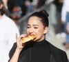 L'alimentation est la clé du bien être. Et pour bien s'alimenter, on peut faire confiance aux experts. 

Lena Mahfouf (Lena Situations) mange un croissant à la sortie du défilé de mode printemps-été "Stella McCartney" lors de la fashion week de Paris.
© Christophe Clovis / Bestimage