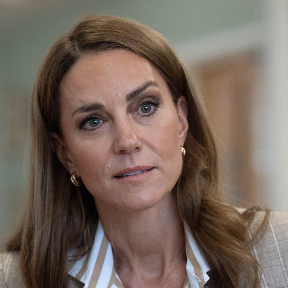 Kate Middleton était en visite officielle dans un hôpital anglais

La princesse de Galles lors d'une visite du jardin de bien-être de la RHS à l'hôpital de Colchester dans l'Essex. Cette visite coïncide avec la donation de 50 plants de Catherine's Rose, nommés en l'honneur de la princesse par la RHS, dont les fonds provenant des ventes seront reversés à la Royal Marsden Cancer Charity. Photo par Stefan Rousseau/PA Wire/ABACAPRESS.COM