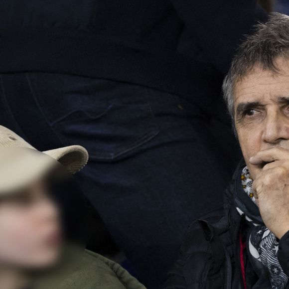 “Finalement, notre fils aura fait la majorité de sa scolarité là-bas”, précise Julien Clerc, parlant certainement de Léonard, 16 ans

Julien Clerc et son fils Léonard - People dans les tribunes lors du match de ligue des champions entre le PSG et l'AC Milan au Parc des Princes à Paris le 25 octobre 2023. © Cyril Moreau/Bestimage