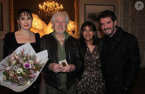 Exclusif - Hugues Aufray et sa femme Murielle, Anne Hidalgo et le producteur Damien Nougarède - Hugues Aufray reçoit la médaille Grand Vermeil de la ville des mains d'Anne Hidalgo, à l'hôtel de ville de Paris le 18 décembre 2025. © Philippe Baldini/Bestimage