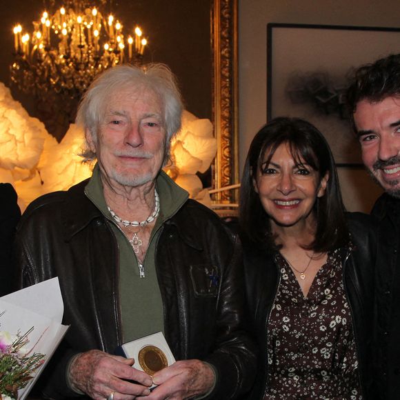Exclusif - Hugues Aufray et sa femme Murielle, Anne Hidalgo et le producteur Damien Nougarède - Hugues Aufray reçoit la médaille Grand Vermeil de la ville des mains d'Anne Hidalgo, à l'hôtel de ville de Paris le 18 décembre 2025. © Philippe Baldini/Bestimage