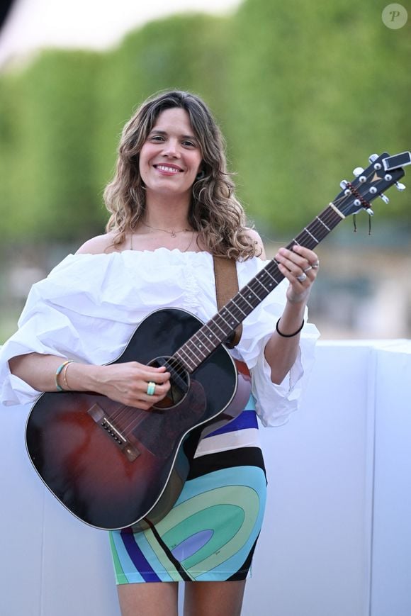 Une chanson qui, malgré son titre, indique que le prince charmant n'existe pas et qu'il faut toujours accepter et tenter de comprendre les aspérités de son partenaire.

Exclusif - Vanille Clerc lors du Showcase de Vanille et Keziah Jones lors du Longines Paris Eiffel Jumping le 20 juin 2025

© Perusseau / Veeren / Bestimage