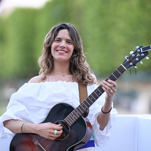 Une chanson qui, malgré son titre, indique que le prince charmant n'existe pas et qu'il faut toujours accepter et tenter de comprendre les aspérités de son partenaire.

Exclusif - Vanille Clerc lors du Showcase de Vanille et Keziah Jones lors du Longines Paris Eiffel Jumping le 20 juin 2025

© Perusseau / Veeren / Bestimage