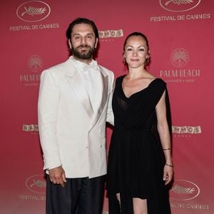De son côté, l'autre star du film, Pio Marmaï n'était pas en reste. C'est au bras de la femme de sa vie qu'il a savouré cette ouverture cannoise : l'élégante Charlotte Ranson.

Pio Marmaï et sa compagne Charlotte Ranson - Photocall du 79ème Festival International du Film de Cannes, le 12 mai 2026. © Borde-Jacovides-Moreau /Bestimage