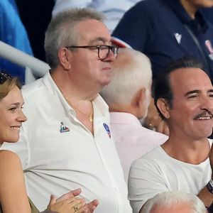 Jean Dujardin et Nathalie Péchalat - People dans les tribunes lord du match d'ouverture de la Coupe du Monde de Rugby France 2023 avant le match de la Poule A entre la France et la Nouvelle-Zélande au Stade de France à Saint-Denis le 8 septembre 2023.  © Dominique Jacovides/Bestimage