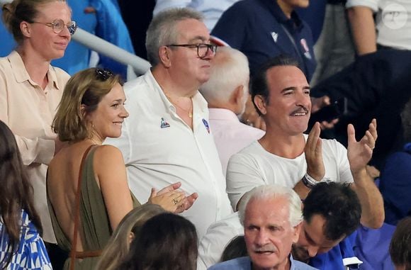 Jean Dujardin et Nathalie Péchalat - People dans les tribunes lord du match d'ouverture de la Coupe du Monde de Rugby France 2023 avant le match de la Poule A entre la France et la Nouvelle-Zélande au Stade de France à Saint-Denis le 8 septembre 2023.  © Dominique Jacovides/Bestimage