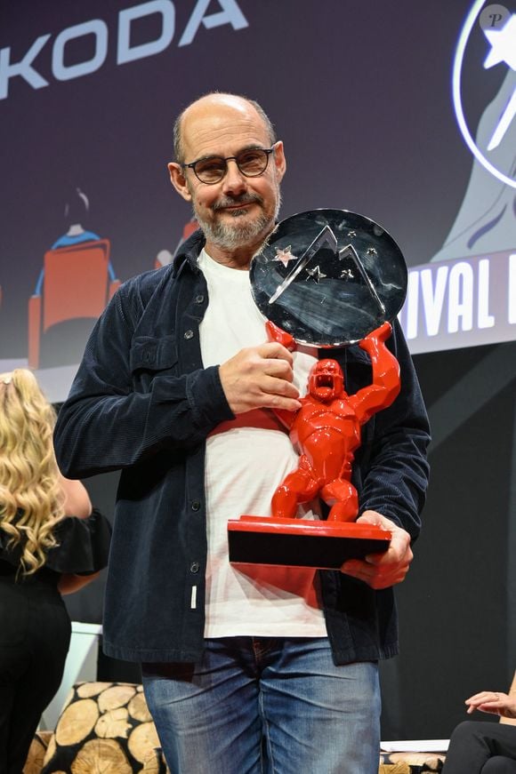 Bernard Campan avec son prix lors de la cérémonie de clôture du 27e Festival du film de comédie à L'Alpe d'Huez, France, le 20 janvier 2024. Photo par Mireille Ampilhac/ABACAPRESS.COM