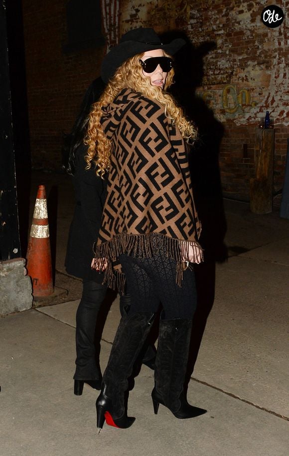 Mariah Carey est photographiée en train de faire du shopping chez Gucci et Kemo Sabe à Aspen, dans le Colorado. La chanteuse américaine porte un chapeau de cow-boy noir, un châle Fendi à motif monogramme marron et beige, un legging noir et des bottes noires montant jusqu'au genou signées Christian Louboutin. The ImageDirect / Bestimage