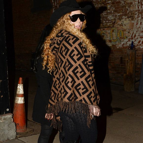 Mariah Carey est photographiée en train de faire du shopping chez Gucci et Kemo Sabe à Aspen, dans le Colorado. La chanteuse américaine porte un chapeau de cow-boy noir, un châle Fendi à motif monogramme marron et beige, un legging noir et des bottes noires montant jusqu'au genou signées Christian Louboutin. The ImageDirect / Bestimage