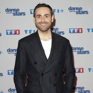 Camille Combal - Photocall de lancement de la saison 2026 de "Danse avec les stars" (DALS) au siège de TF1 à Boulogne-Billancourt le 18 décembre 2025. © Coadic Guirec/Bestimage