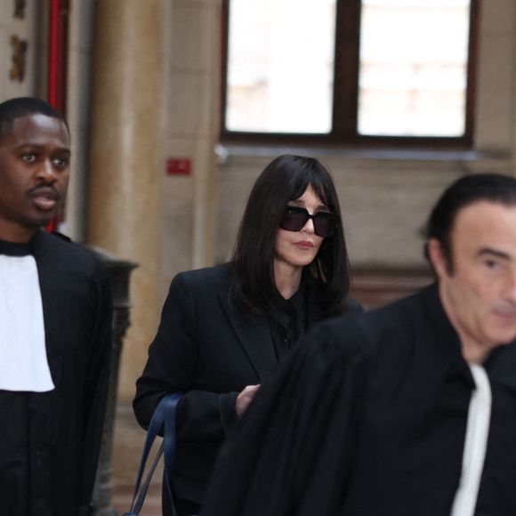 Isabelle Adjani arrive pour la tenue de son procès en appel (chambre 2-13) pour fraude fiscale, au Palais de Justice de Paris, le 27 février 2026.
© Julien Sarkissian/Bestimage