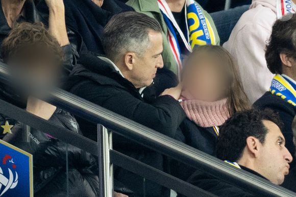 Guillaume Canet et ses enfants Marcel et Louise dans les tribunes du match de qualification de la Coupe du monde 2026 entre la France contre l'Ukraine (4-0) au Parc des Princes à Paris le 13 novembre 2025. © Cyril moreau/Bestimage