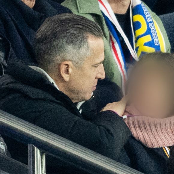 Guillaume Canet et ses enfants Marcel et Louise dans les tribunes du match de qualification de la Coupe du monde 2026 entre la France contre l'Ukraine (4-0) au Parc des Princes à Paris le 13 novembre 2025. © Cyril moreau/Bestimage
