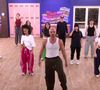 Les élèves sont ravis de partager la scène avec des chanteurs et chanteuses qu'ils apprécient.

Extrait de la quotidienne "Star Academy". ©TF1