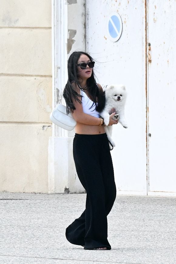 Joy Hallyday sort d'un déjeuner en famille à Marseillan, le 2 juillet 2024.

Photo : Agence / Bestimage