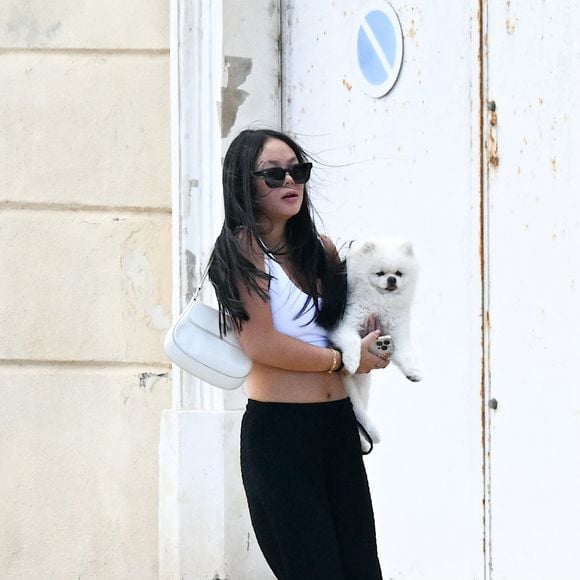 Joy Hallyday sort d'un déjeuner en famille à Marseillan, le 2 juillet 2024.

Photo : Agence / Bestimage