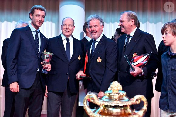 Pierre Casiraghi, le vice-président du Y.C.M., le prince Albert II de Monaco, Peter Harrison, le coéquipier de Pierre Casiraghi, et le prince Charles de Bourbon des Deux Siciles durant la cérémonie d'intronisation des nouveaux membres du Yacht Club de Monaco ainsi que la remise des YCM Awards-Trophée Credit Suisse 2025, présidé par le prince Albert II de Monaco, le 16 décembre 2025, au Yacht Club de Monaco. Le titre de "régatier du Y.C.M. de l'année 2025" a été remporté par Pierre Casiraghi. Ce sont les membres du Club qui ont voté et choisi entre plusieurs régatiers. © Bruno Bebert / Bestimage