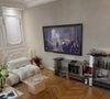 On y découvre alors un appartement haussmanien dans les tons neutres et clairs.

Lythan Cottaz, fils du pilote Didier Cottaz, présente son superbe appartement parisien.