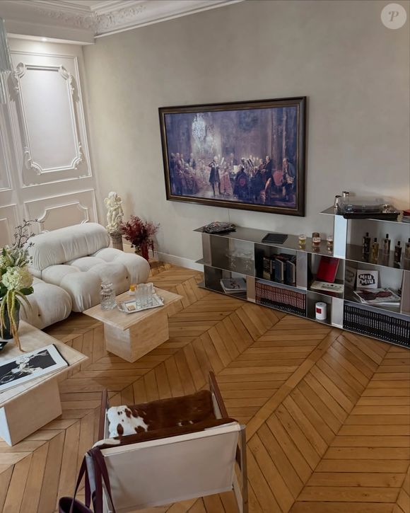 On y découvre alors un appartement haussmanien dans les tons neutres et clairs.

Lythan Cottaz, fils du pilote Didier Cottaz, présente son superbe appartement parisien.
