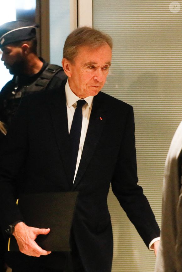 Bernard Arnault, Pdg de LVMH - Bernard Arnault, Pdg de LVMH, et Antoine Arnault quittent le tribunal correctionnel de Paris après un témoignage dans le procès de Bernard Squarcini pour Trafic d'influence au profit de LVMH le 28 novembre 2024.
Bernard Squarcini est soupçonné d'avoir profité de ses réseaux pour obtenir informations confidentielles et privilèges au profit notamment du groupe de luxe LVMH.
L'homme d'affaires Bernard Arnault, PDG du groupe de luxe LVMH, a été cité à comparaître par les avocats de François Ruffin, partie civile dans ce dossier, pour être interrogé sur l'opération de surveillance mise en place entre 2013 et 2016 par Bernard Squarcini et plusieurs autres prestataires du groupe contre le journal Fakir et celui qui est devenu depuis député.