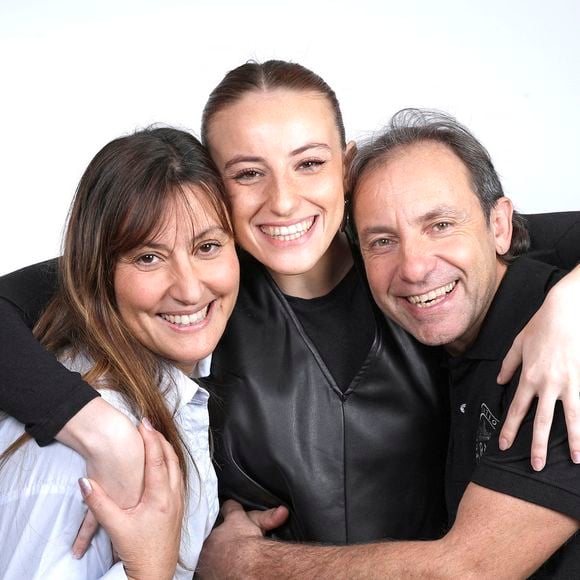 Ancien champion de patinage artistique, Philippe Candeloro partage sa vie avec la chorégraphe Olivia Darmon.

Exclusif - Portrait de Philippe Candeloro avec sa femme Olivia et leur fille Maya lors de l'enregistrement de l'émission "Chez Jordan de Luxe" à Paris.

© Cédric Perrin / Bestimage