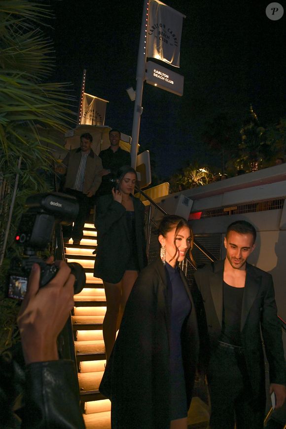 Le couple multiplie les apparitions sur la Croisette.

Antoine Dupont et l ex Miss France Iris Mittenaere au photocall du Grand Dîner en toute intimité avec Dadju sur la plage de l'hôtel Carlton en marge du 78ème Festival International du Film de Cannes, France, le 17 mai 2025. © Lionel Urman/Bestimage