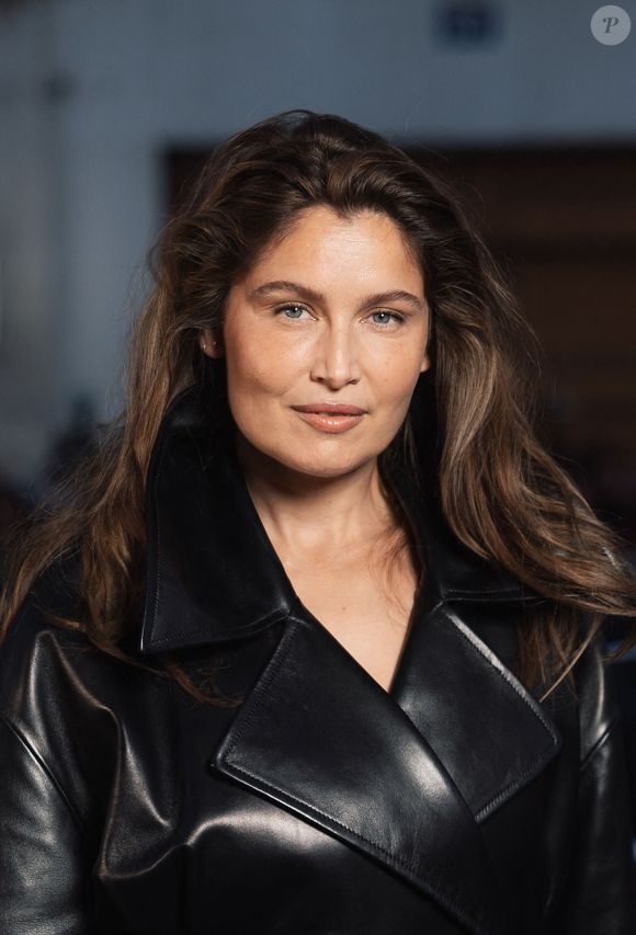 Laetitia Casta est la mère de quatre enfants issus de trois unions différentes. Si elle a grandi sous les yeux des Français, elle voit désormais ses enfants grandir sous les siens et lui apprendre beaucoup.

Laetitia Casta au défilé Balenciaga Collection Femme Prêt-à-Porter Printemps/Eté 2026 lors de la Fashion Week de Paris (PFW), au centre Laennec, à Paris, France, le 4 octobre 2025. © Tiziano Da Silva pour Balenciaga/Bestimage