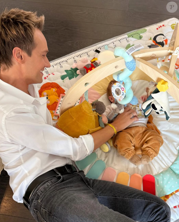 Cyril Féraud en train de jouer avec son fils Tim - photo Instagram du 4 octobre 2024