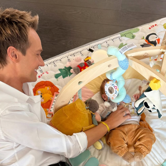 Cyril Féraud en train de jouer avec son fils Tim - photo Instagram du 4 octobre 2024