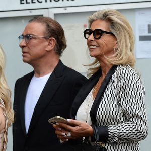 Caroline Margeridon et son ex-compagnon - Mariage de Claude Lelouch à la mairie du 18ème à Paris. Le 17 juin 2023. © Agence / Bestimage