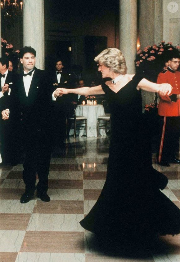 Diana, princesse de Galles, danse avec John Travolta à la Maison Blanche, sous le regard du président Ronald Reagan et de son épouse Nancy, le 9 novembre 1985 à Washington, DC, USA. Photo par Anwar Hussein/PA Photos/ABACAPRESS.COM