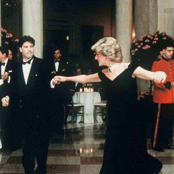 Diana, princesse de Galles, danse avec John Travolta à la Maison Blanche, sous le regard du président Ronald Reagan et de son épouse Nancy, le 9 novembre 1985 à Washington, DC, USA. Photo par Anwar Hussein/PA Photos/ABACAPRESS.COM