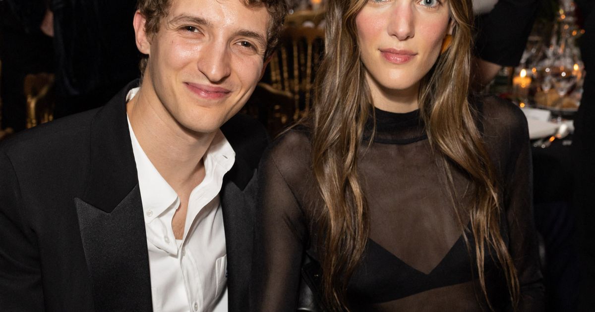 La marraine de la Star Academy, Charlotte Cardin, a dû quitter son refuge parisien qu'elle partage avec Aliocha Schneider pour un pays très éloigné