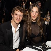 La marraine de la Star Academy, Charlotte Cardin, a dû quitter son refuge parisien qu'elle partage avec Aliocha Schneider pour un pays très éloigné