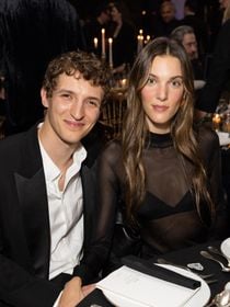 La marraine de la Star Academy, Charlotte Cardin, a dû quitter son refuge parisien qu'elle partage avec Aliocha Schneider pour un pays très éloigné