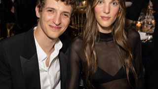 La marraine de la Star Academy, Charlotte Cardin, a dû quitter son refuge parisien qu'elle partage avec Aliocha Schneider pour un pays très éloigné